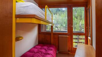 2 bedrooms, travel crib, free WiFi