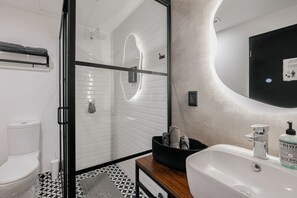 Shower, free toiletries, hair dryer, towels - Experience Luxury at Mr. Herold Homes (Mexico City)