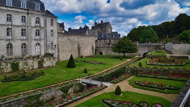 A historic building with a courtyard featuring manicured gardens and a stone wall. - A Deux Pas du Port - Vannes (VANNES)