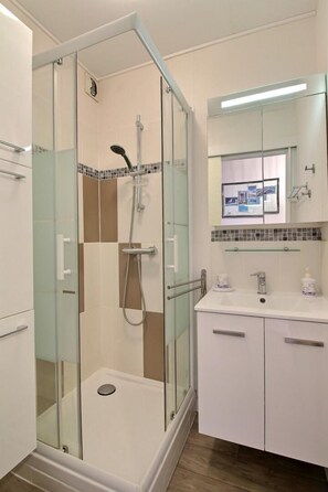 Dusche, Haartrockner, Handtücher