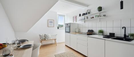 Micro-ondes, four, lave-vaisselle, cafetière/bouilloire