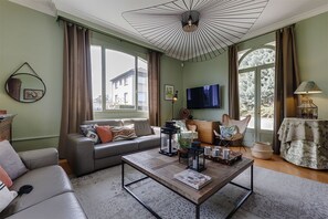 Fernseher, Kamin, Tischfußball, Bücher