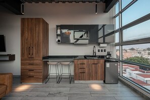 Réfrigérateur, micro-ondes, plaque de cuisson, cafetière/bouilloire