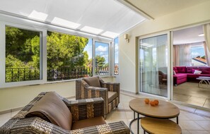 Smart TV - 4 bedroom amazing home in Zaboric (Zaboric)