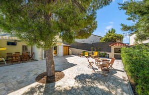 Outdoor dining - 4 bedroom amazing home in Zaboric (Zaboric)
