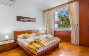 4 bedrooms, free WiFi, bed sheets - 4 bedroom amazing home in Zaboric (Zaboric)