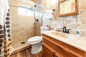 Basic Cabin | Bathroom