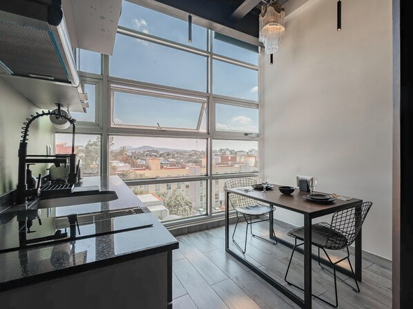 Kühlschrank, Mikrowelle, Herdplatte, Wasserkocher mit Kaffee-/Teezubehör