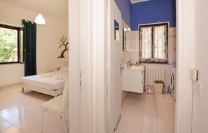 2 quartos, berço de viagem, roupa de cama
