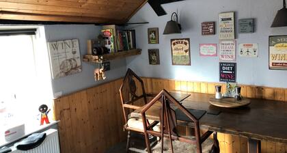 Double Room in Character Cottage - With Parking