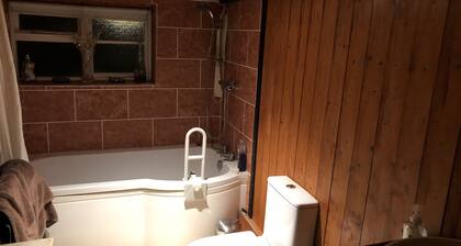 Double Room in Character Cottage - With Parking