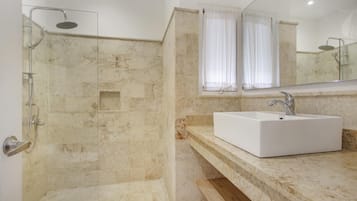 SĂšche-cheveux, serviettes fournies, savon, papier toilette