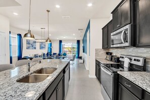 Geladeira, micro-ondas, fogão, cooktop