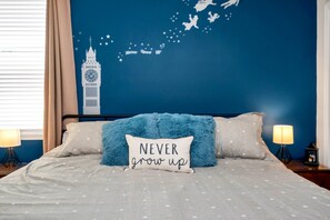 7 Schlafzimmer, Schreibtisch, Bügeleisen/Bügelbrett, Reisekinderbett