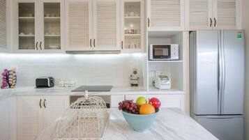 雪櫃、微波爐、焗爐、爐具