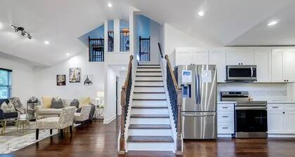 Westside BeltLine Beauty Home with Poker Room Loft & Pool Table