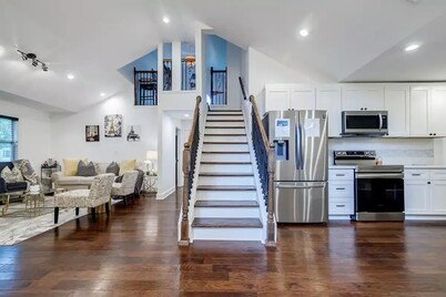 Westside BeltLine Beauty Home with Poker Room Loft & Pool Table