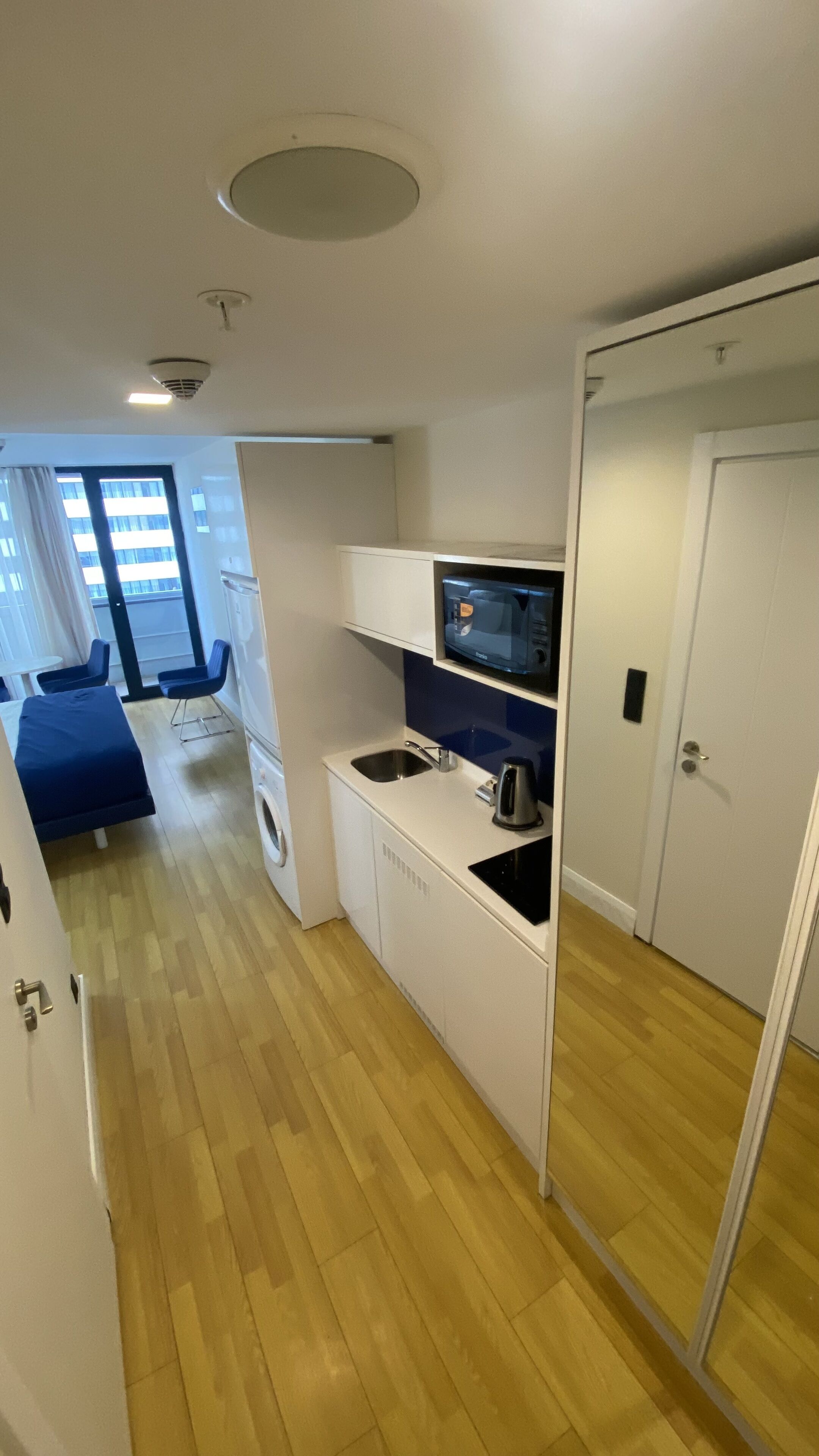 Estúdio superior, várias camas, para não fumantes, vista parcial para o mar | Cozinha privada | Geladeira grande, micro-ondas, cooktop, chaleira elétrica