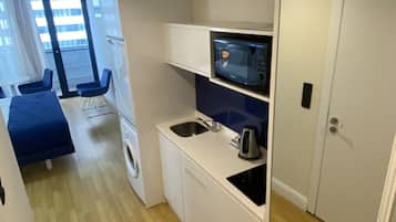 Estúdio superior, várias camas, para não fumantes, vista parcial para o mar | Cozinha privada | Geladeira grande, micro-ondas, cooktop, chaleira elétrica