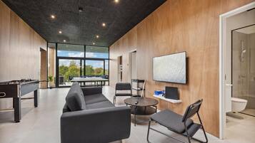 Smart-tv, bordfodbold, bordtennisbord