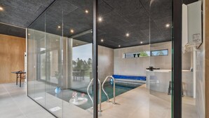 A modern bathroom with a glass-enclosed shower, a bathtub, and a small pool area. - Lovely home in Højslev with sauna (Højslev)