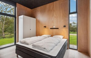 7 bedrooms, travel crib, free WiFi - Lovely home in Højslev with sauna (Højslev)