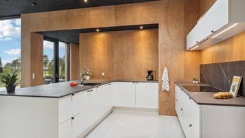 Køleskab, opvaskemaskine, kaffe-/temaskine