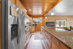Basic Cabin | Private kitchen | Electric kettle - Bear Family Cabin (Big Bear Lake)