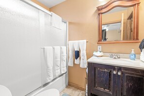 Basic Cabin | Bathroom