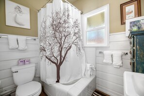 Basic Cabin | Bathroom