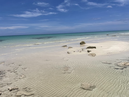 PRIVATE OCEANFRONT BEACH BUNGALOW! SNORKELING REEFS PADDLEBOARDING!