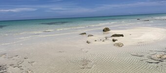 PRIVATE OCEANFRONT BEACH BUNGALOW! SNORKELING REEFS PADDLEBOARDING!