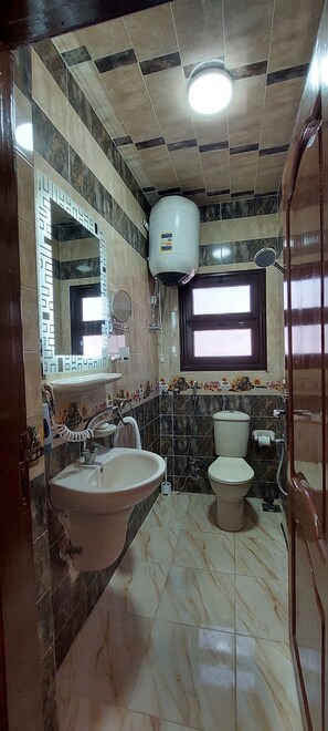 SĂšche-cheveux, serviettes fournies, savon, papier toilette