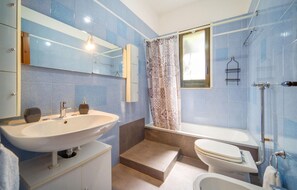 Combined shower/tub, hair dryer - Lovely home in Menfi with private swimming pool, can be inside or outside (Menfi)