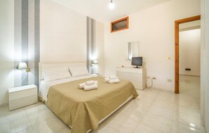 3 bedrooms, iron/ironing board, free WiFi, bed sheets - Lovely home in Menfi with private swimming pool, can be inside or outside (Menfi)