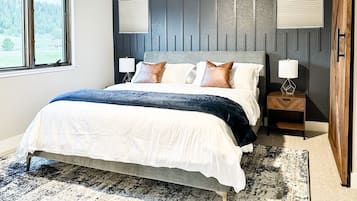 4 bedrooms, desk, iron/ironing board, travel crib