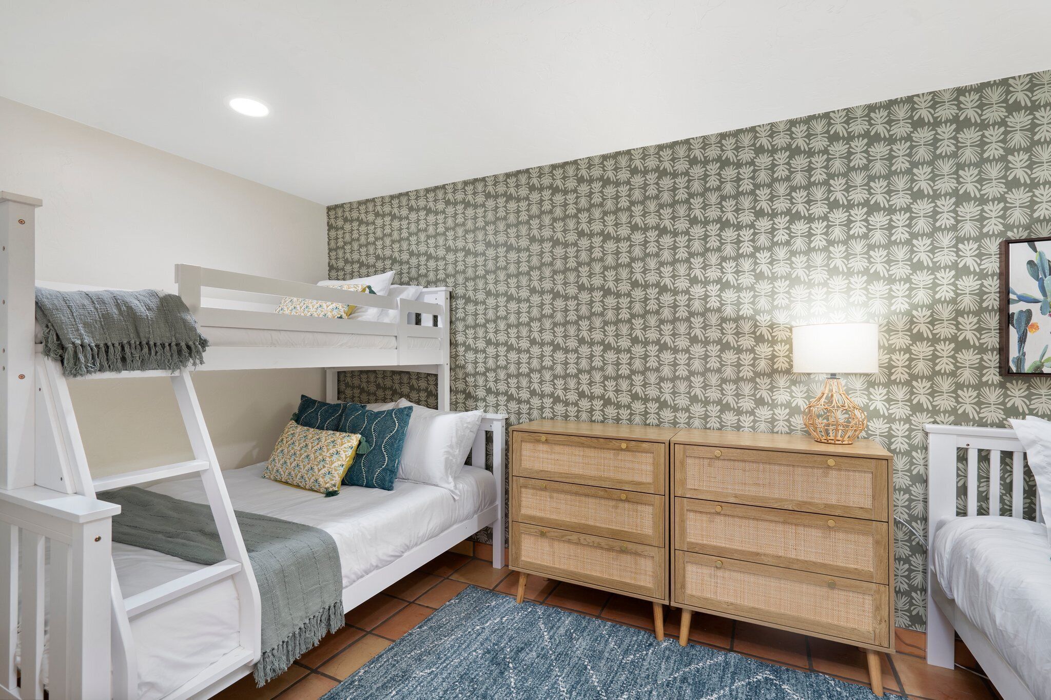 4 habitaciones, tabla de planchar con plancha y cuna de viaje 