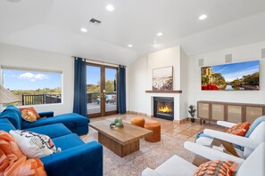 TV connectée, cheminée, livres