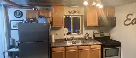 Refrigerador, microondas, horno y parrilla de estufa