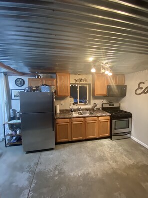 Fridge, microwave, oven, stovetop - Brown Bear Station of Otter Lake-Take it easy at this unique & tranquil retreat (Otter Lake)