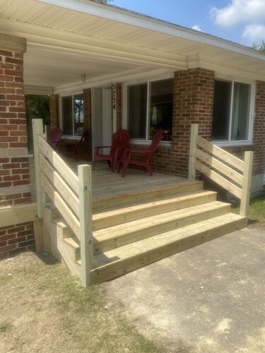 Brown Bear Station of Otter Lake-Take it easy at this unique & tranquil retreat