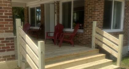 Brown Bear Station of Otter Lake-Take it easy at this unique & tranquil retreat