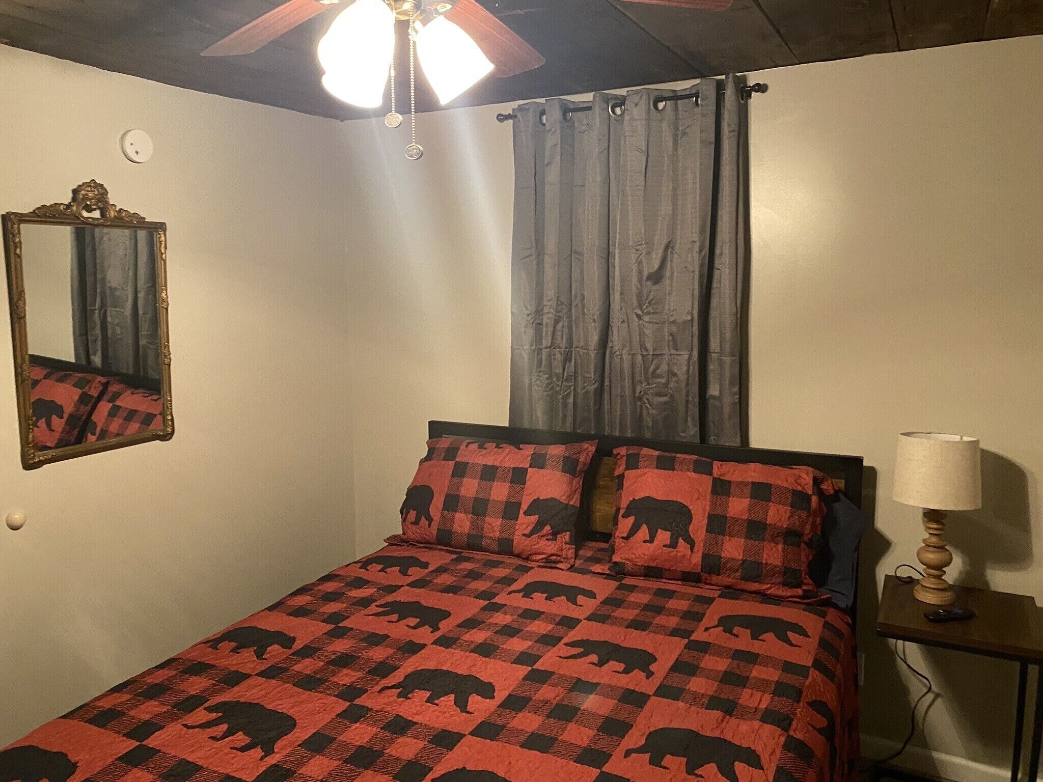 2 habitaciones, tabla de planchar con plancha, wifi y ropa de cama 