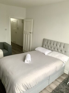 2 bedrooms, desk, WiFi, bed sheets