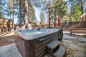 Outdoor spa tub - Mi Casa Es Su Casa (Big Bear Lake)