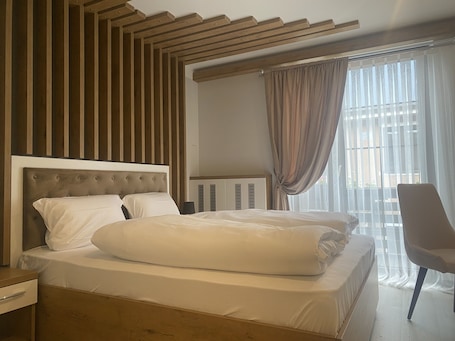 Escritorio, wifi gratis y ropa de cama