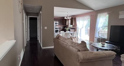 The Revelation House! A family-sized, quiet home close to Fort Leonard Wood!