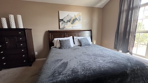 5 bedrooms, desk, iron/ironing board, travel crib