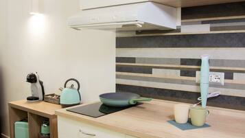 KĂŒhlschrank, Mikrowelle, Herdplatte, Wasserkocher mit Kaffee-/Teezubehör