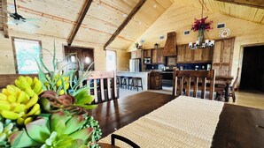 Une cuisine spacieuse dotée de meubles en bois et d’un îlot central.